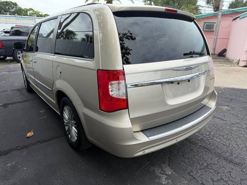 Used 2015 Chrysler Town & Country Touring-L w/ Driver Convenience Group FWD image 13