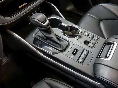 Used 2023 Toyota Highlander XLE image 21