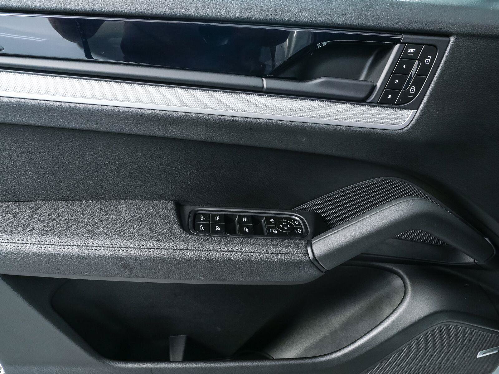 Certified 2024 Porsche Cayenne AWD/4WD image 6