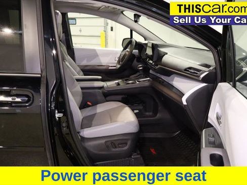 Used 2025 Toyota Sienna XLE image 26