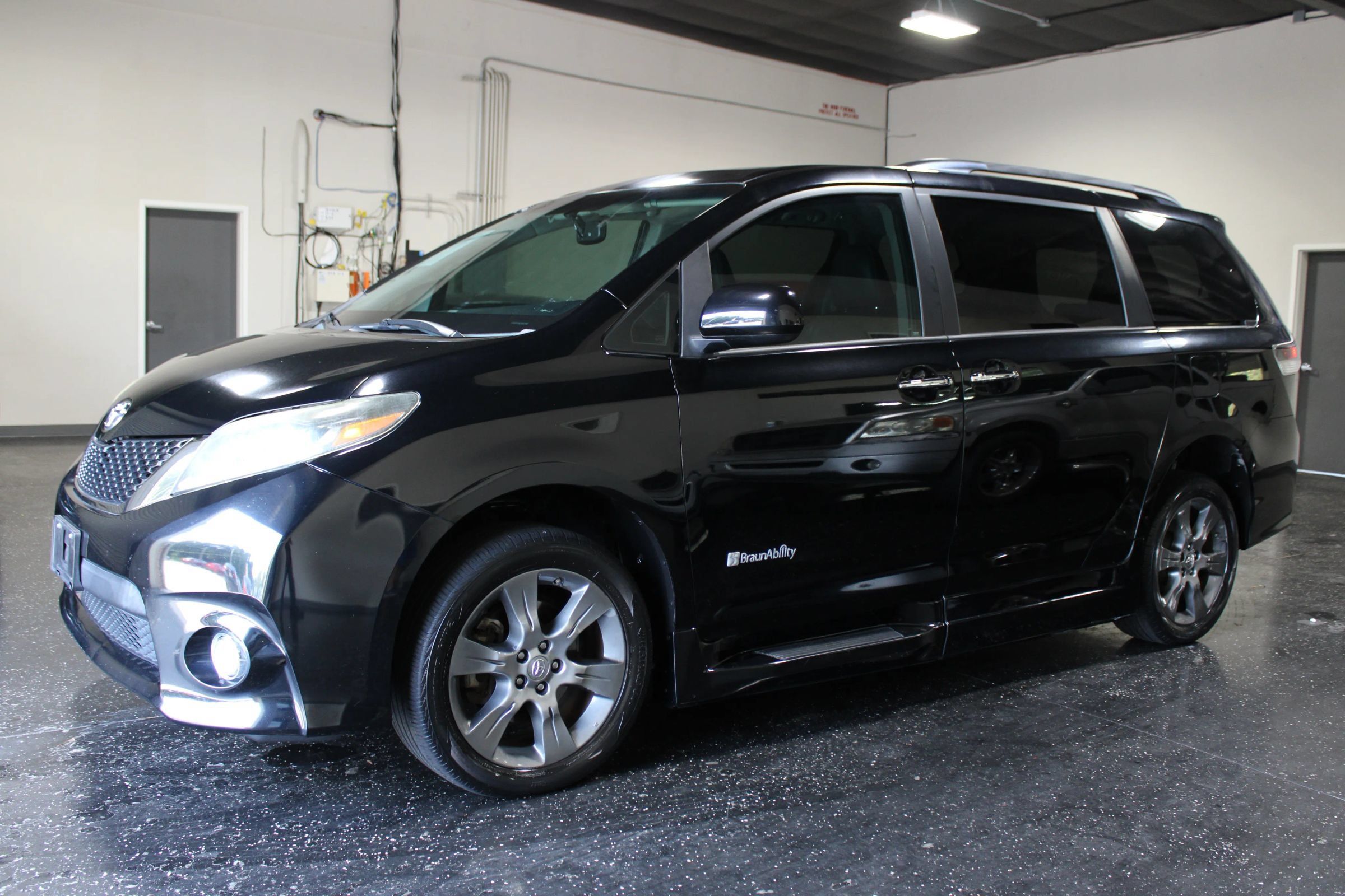 Used 2015 Toyota Sienna SE w/ SE Preferred Package FWD image 8