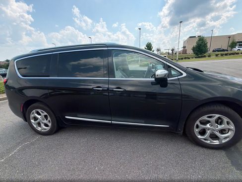 Used 2021 Chrysler Pacifica Limited AWD/4WD image 4