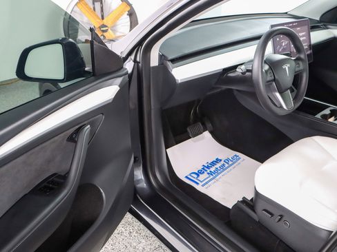 Used 2025 Tesla Model Y Long Range image 3