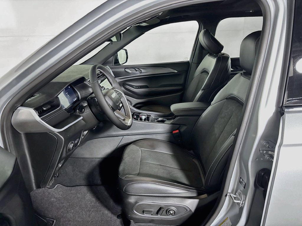 Used 2025 Jeep Grand Cherokee Altitude AWD/4WD image 11