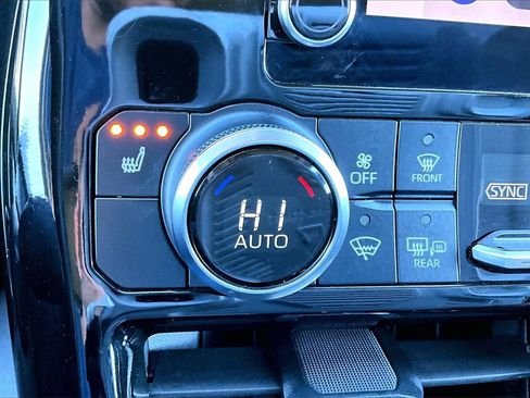 Used 2024 Toyota Highlander XLE image 30