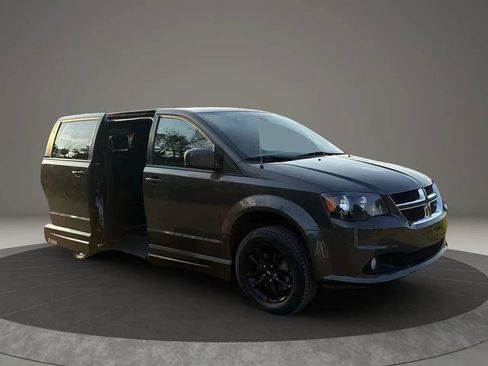 Used 2019 Dodge Grand Caravan SXT w/ Blacktop Package FWD image 2