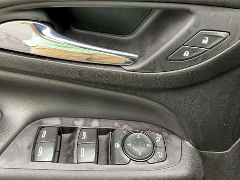 Used 2021 Chevrolet Equinox LT image 17