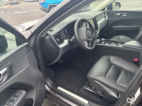 Certified 2025 Volvo XC60 B5 Plus image 8