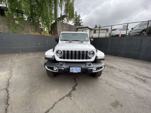 Used 2025 Jeep Wrangler Unlimited Sahara AWD/4WD image 9
