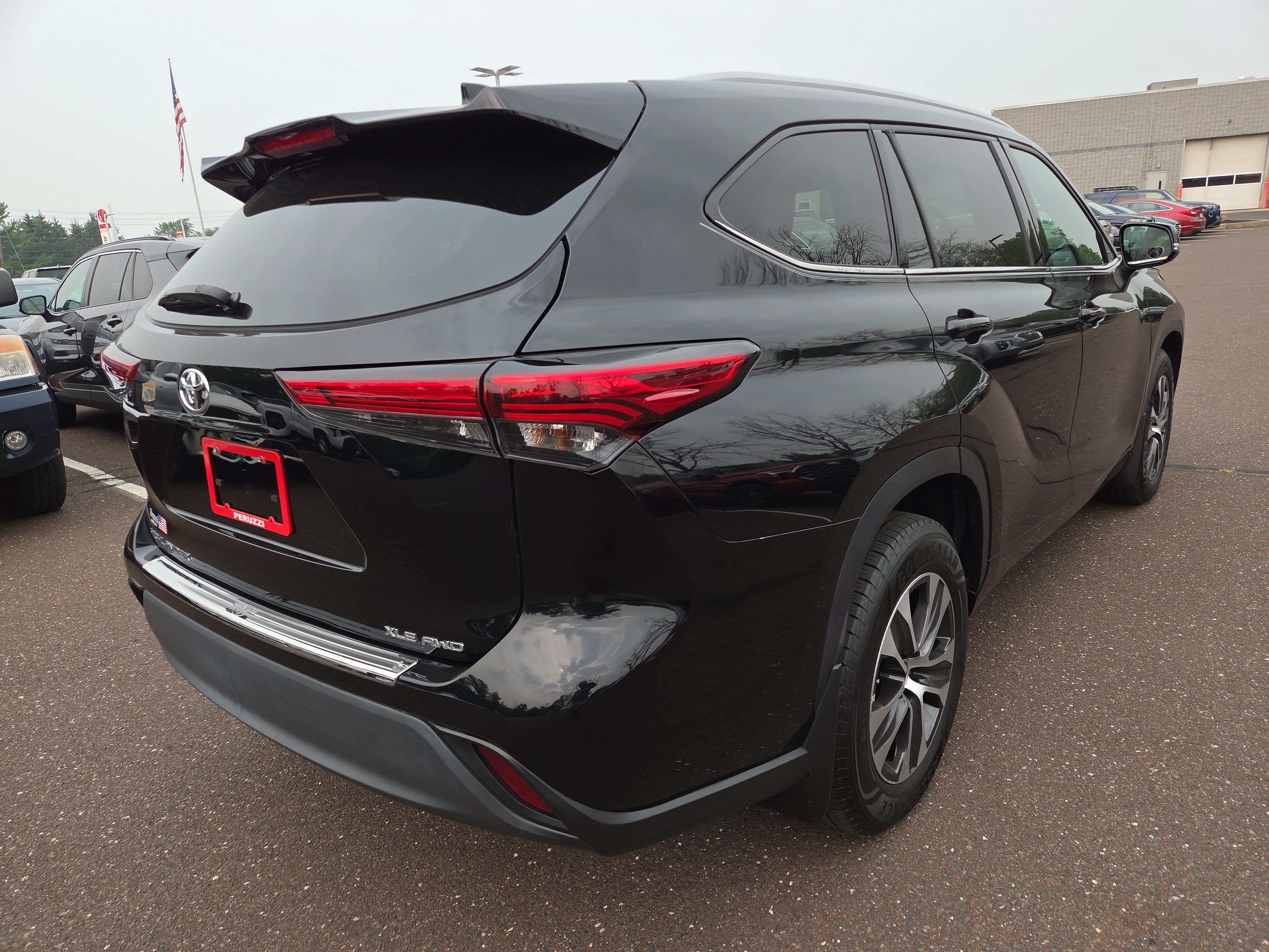 Used 2022 Toyota Highlander XLE AWD/4WD image 3