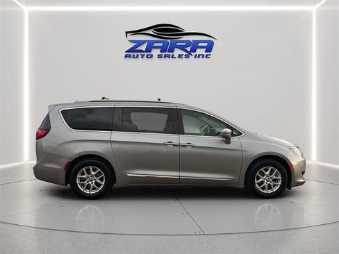 Used 2020 Chrysler Pacifica Touring-L FWD image 8