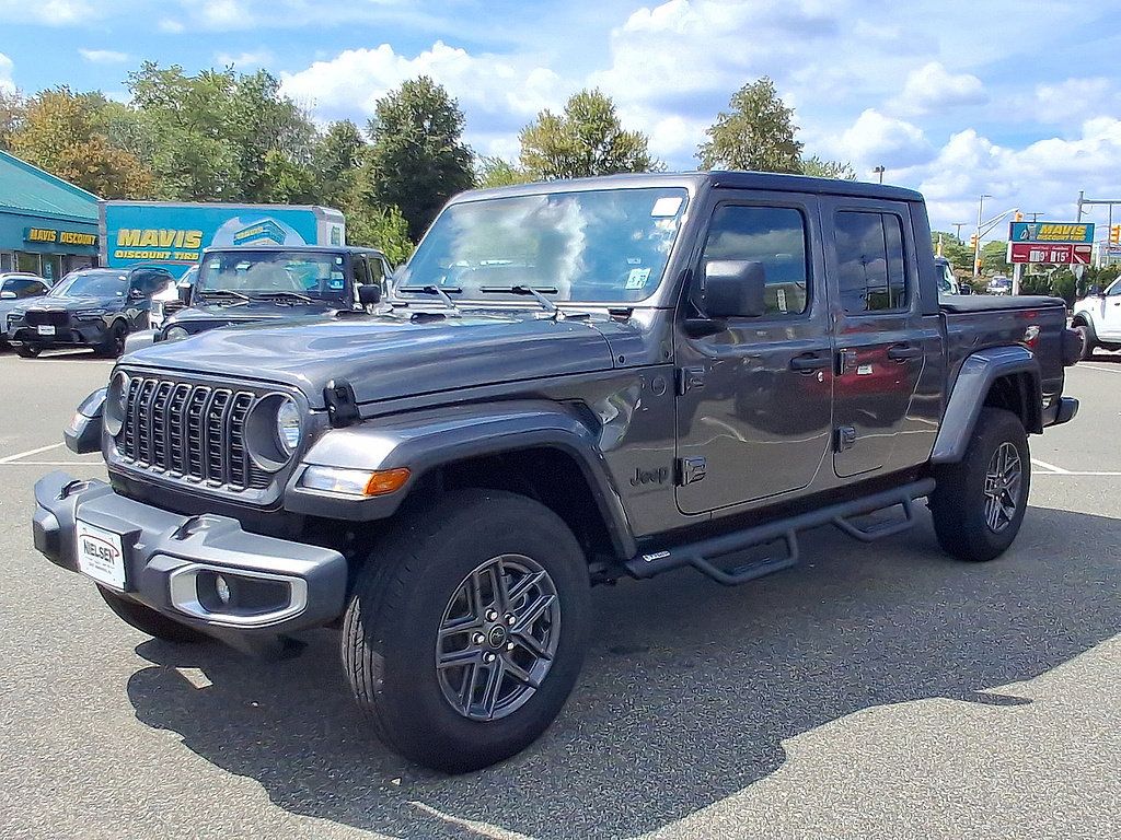 Used 2025 Jeep Gladiator Sport AWD/4WD image 4