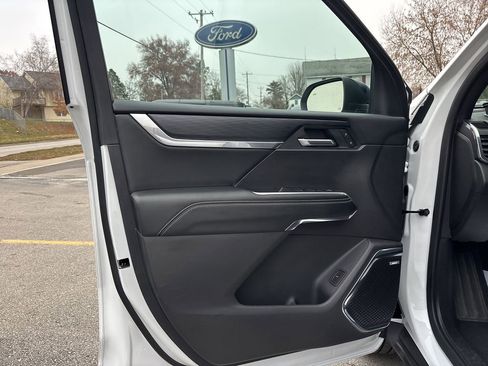 Used 2025 GMC Acadia Elevation image 13