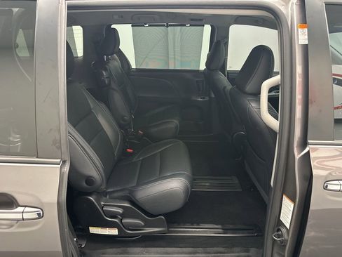 Used 2017 Toyota Sienna SE Premium image 7