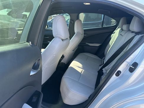 Used 2022 Lexus UX 200 w/ Premium Package image 9