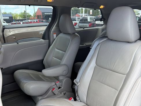 Used 2015 Toyota Sienna XLE w/ XLE Navigation Package FWD image 7