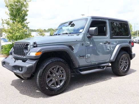 Used 2025 Jeep Wrangler Sport AWD/4WD image 2