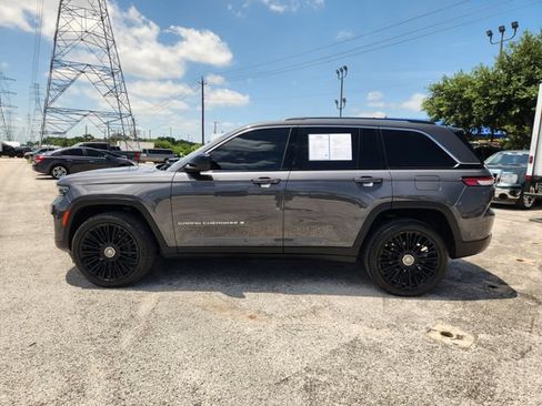 Used 2022 Jeep Grand Cherokee Laredo w/ Luxury Tech Group I AWD/4WD image 4