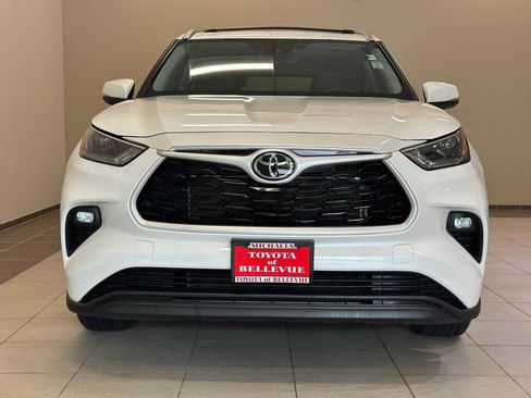 Used 2023 Toyota Highlander XLE AWD/4WD image 6