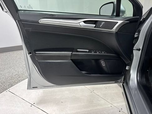 Used 2020 Ford Fusion SE FWD image 9