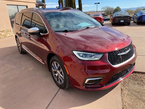 Used 2023 Chrysler Pacifica Pinnacle image 11