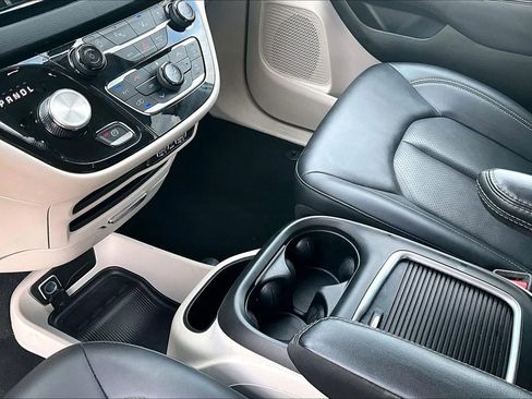Used 2024 Chrysler Pacifica Touring-L FWD image 24
