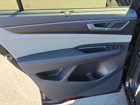 Certified 2025 Volkswagen Atlas Peak Edition SE AWD/4WD image 11