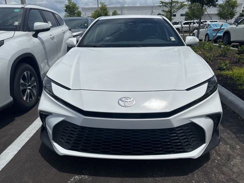 Used 2025 Toyota Camry SE FWD image 2