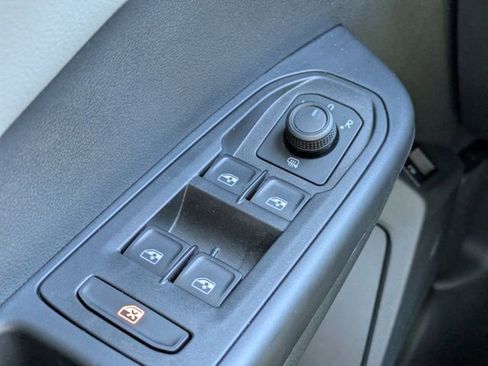 Used 2023 Volkswagen Taos SE w/ Panoramic Sunroof Package FWD image 31