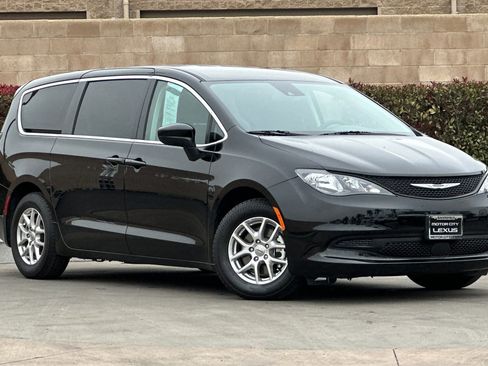 Used 2024 Chrysler Voyager LX image 2