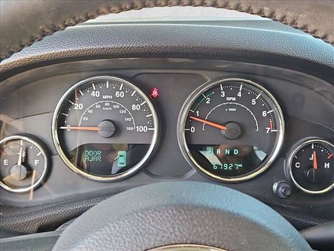 Used 2018 Jeep Wrangler Sahara w/ Connectivity Group AWD/4WD image 14