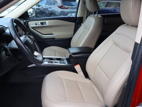 Used 2022 Ford Explorer Limited w/ Equipment Group 301A image 7