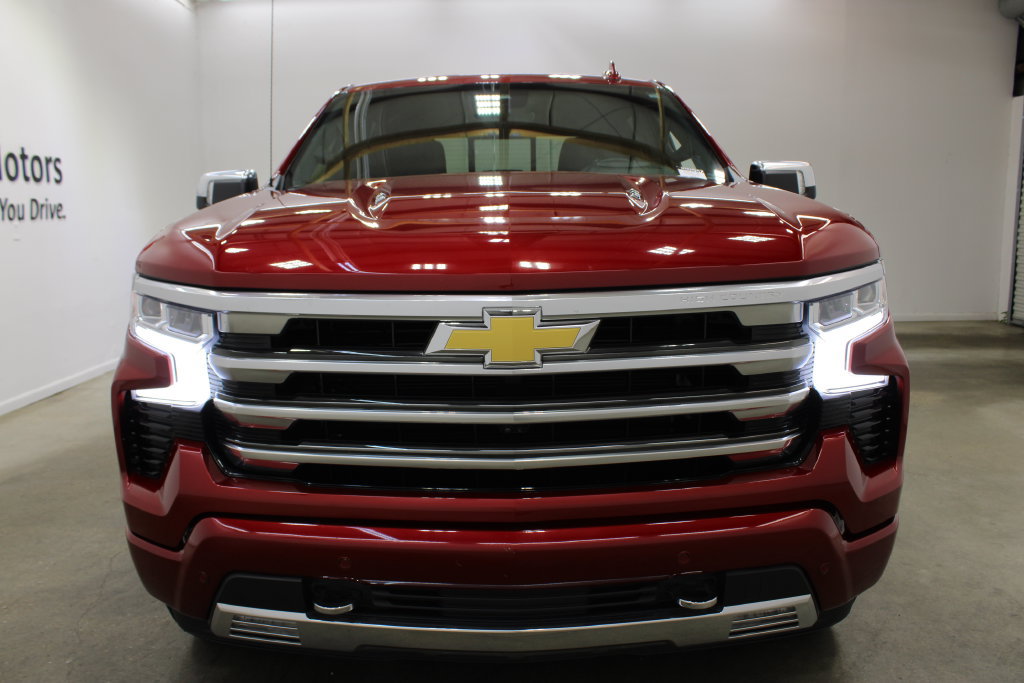 Used 2025 Chevrolet Silverado 1500 High Country w/ High Country Premium Package AWD/4WD image 7