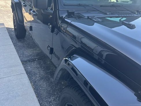 Used 2023 Jeep Gladiator Sport AWD/4WD image 6
