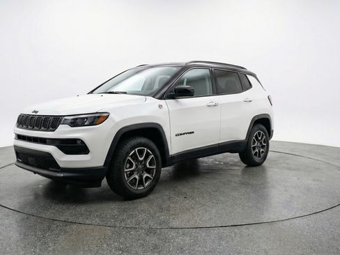 Used 2025 Jeep Compass Trailhawk AWD/4WD image 3