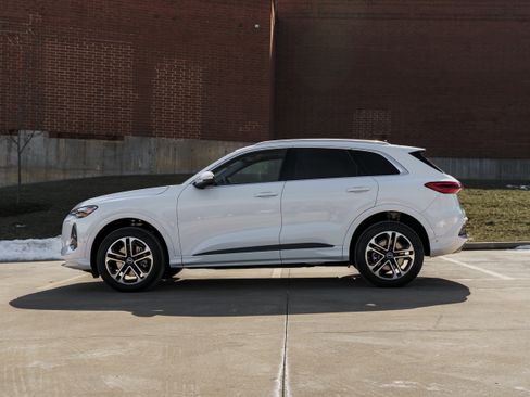 Certified 2025 Audi Q5 Premium w/ Convenience Package image 6