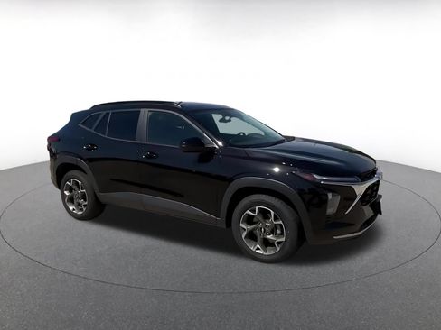 Used 2025 Chevrolet Trax LT w/ LT Convenience Package FWD image 2