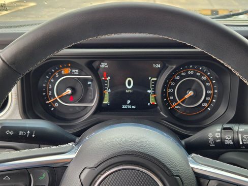 Used 2025 Jeep Wrangler Unlimited Sahara AWD/4WD image 28