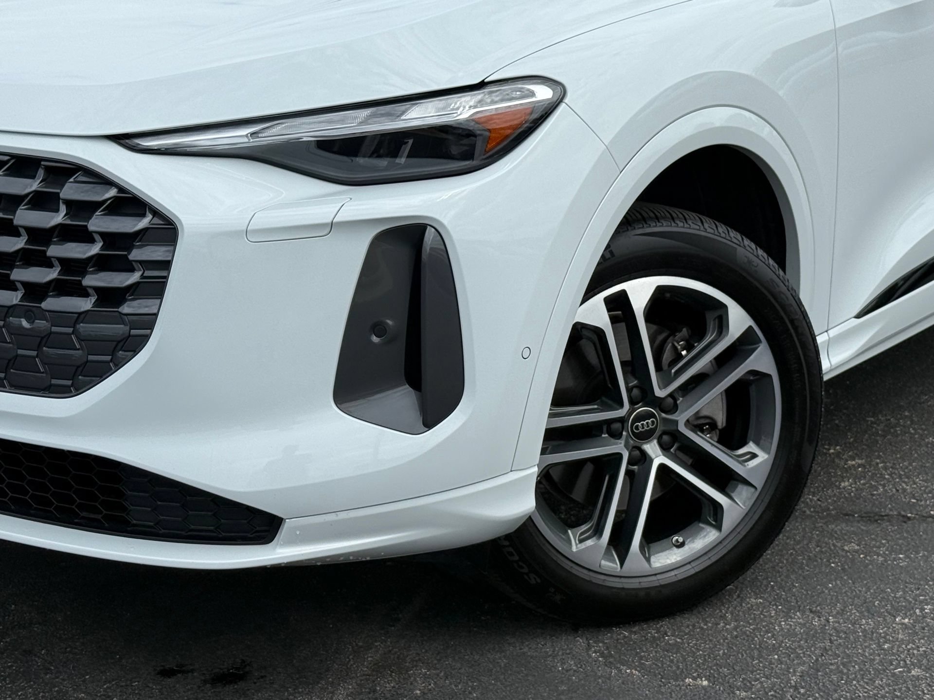 Certified 2025 Audi Q5 Premium AWD/4WD image 3