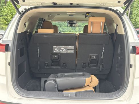 Used 2024 Kia Carnival EX FWD image 25