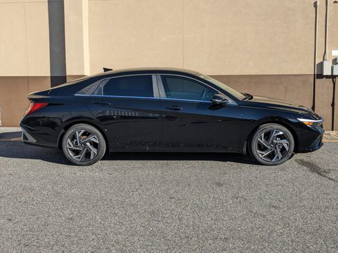 New 2025 Hyundai Elantra Limited image 3