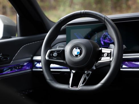 Used 2024 BMW 760i xDrive w/ Premium Package 2 image 32