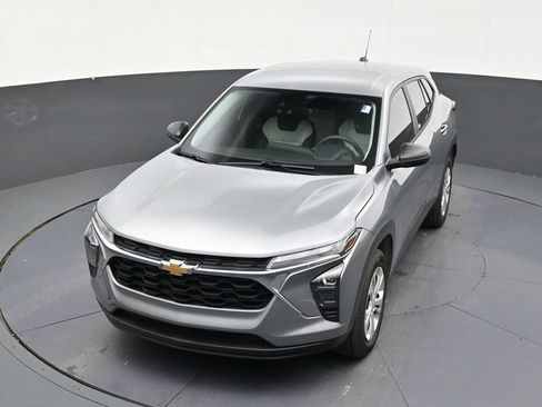 Used 2025 Chevrolet Trax LS FWD image 19