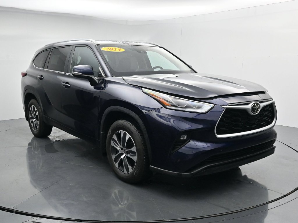 Used 2024 Toyota Highlander XLE AWD/4WD image 2