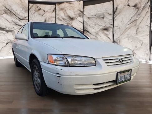 Used 1998 Toyota Camry XLE image 3
