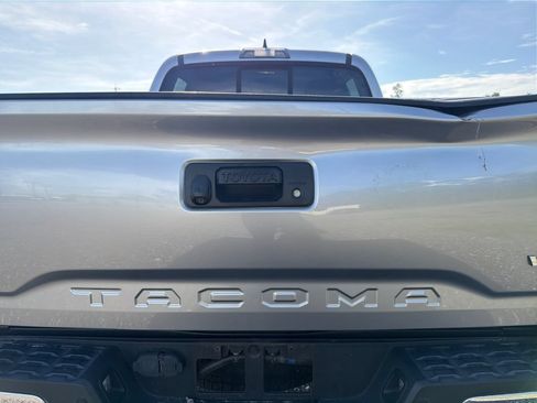Used 2017 Toyota Tacoma SR5 w/ Tow Package RWD image 16