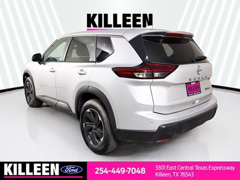 Used 2024 Nissan Rogue SV image 6