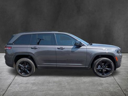 Used 2023 Jeep Grand Cherokee Altitude AWD/4WD image 3