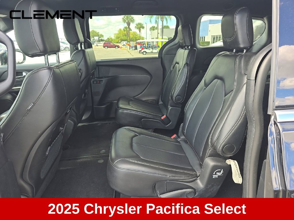 Used 2025 Chrysler Pacifica Select FWD image 6