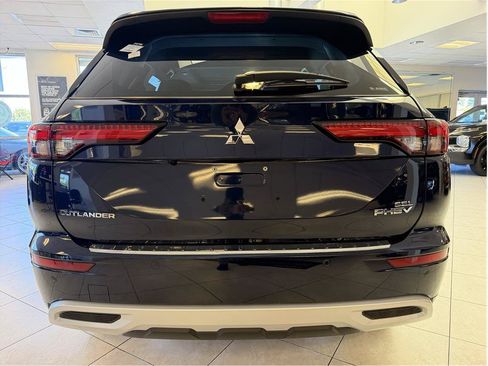 Used 2025 Mitsubishi Outlander 4WD Plug-In Hybrid image 6